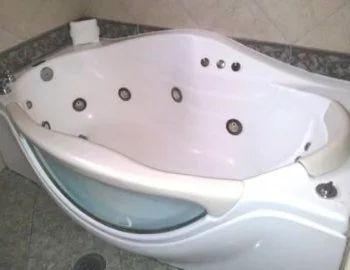 Interior de la Habitación con cama extragrande y bañera de hidromasaje donde tienes bañera de hidromasaje.