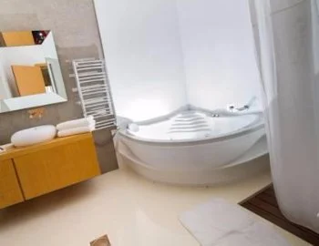 Vista del interior de la Villa de 4 dormitorios en donde puedes disfrutar con tu pareja de tu propia bañera de hidromasaje.