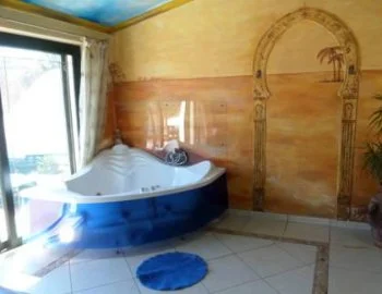 La Casa de 3 dormitorios con bañera de hidromasaje.