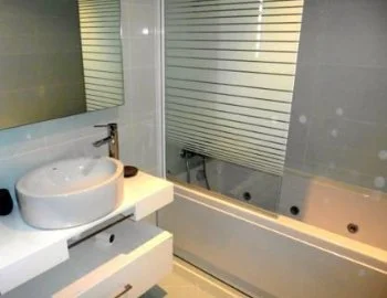 Interior de el Apartamento con vistas a la piscina donde tienes bañera de hidromasaje.