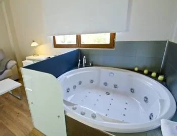 Hidromasaje en la Suite con bañera de hidromasaje para una estancia muy especial o aniversario de bodas.