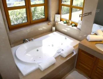 El jacuzzi que encuentras en la Villa de 5 dormitorios.