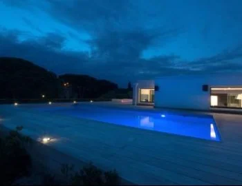 Foto de la para una velada romántica con jacuzzi incluido.