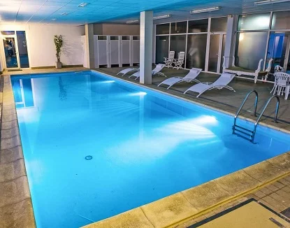 Una villa de Lujo que se encuentra cerca del monte Igeldo a menos de 4km. Tiene bañera de hidromasaje y piscina privada cubierta dentro de la villa. Un lugar espectacular rodeado de naturaleza con vistas al mar.
