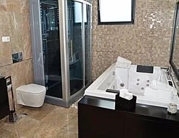 Foto de la bañera de hidromasaje en la Villa con piscina privada.