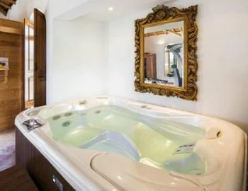 Foto de la Villa con piscina privada para una velada romántica con jacuzzi incluido.