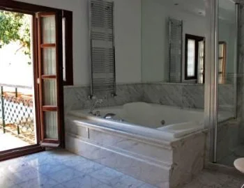 La Habitación Doble Deluxe con bañera de hidromasaje y foto de la bañera de hidromasaje que puedes disfrutar.