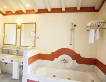 bañera de hidromasaje en la habitacion