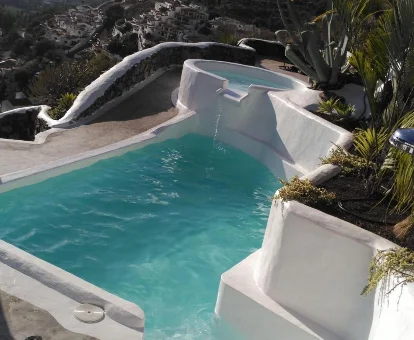 piscina exterior con jacuzzi