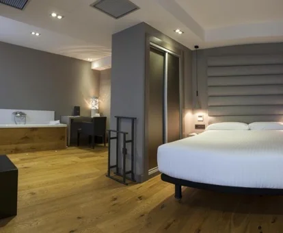 Interior de la Suite Junior donde encontrarás un jacuzzi para relajarte con tu pareja.