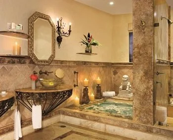 Jacuzzi privado en la Suite Romance de 1 dormitorio con vistas frontales al océano y terraza.