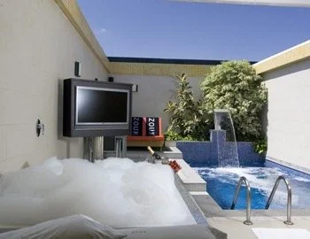 Foto y detalle de jacuzzi en la Suite con bañera de hidromasaje.