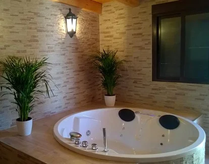 Foto del jacuzzi que se encuentra en la casa de 1 dormitorio en Casas El Suspiro