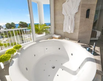 Foto del jacuzzi de la suite superior con vistas al mar en el Hotel Helios de Almuñecar