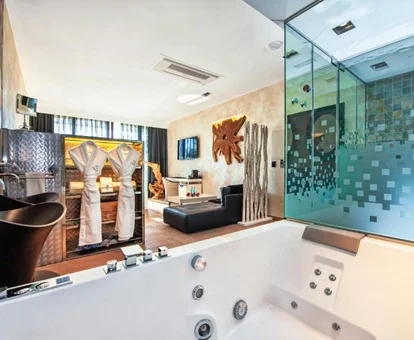 Foto del jacuzzi de gran tamaño en la suite con jacuzzi del hotel Suites Natura Mas Tapiolas