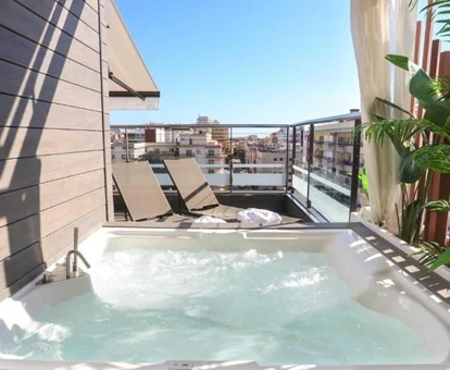 Foto del jacuzzi que se encuentra en la terraza de la suite deluxe con bañera de hidromasaje