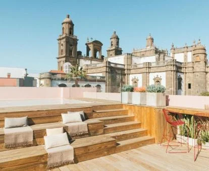 Terraza solarium con piscina y vistas a la catedral de este hotel boutique.