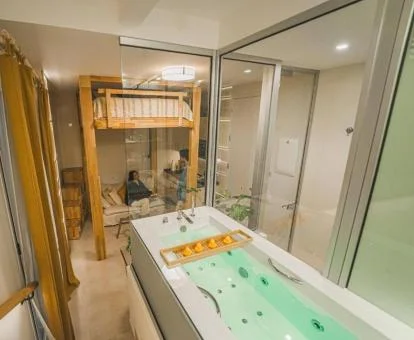 Amplio jacuzzi privado lleno de agua de este acogedor estudio.