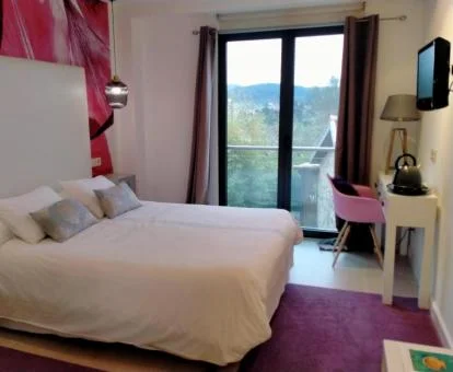 Una de las habitaciones dobles con balcón y vistas de este acogedor hotel boutique.