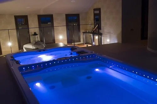 Foto de la espectacular habitación del Cal Barber uno de los hoteles para San Valentín donde tienes una piscina y jacuzzi en un altillo junto a la cama