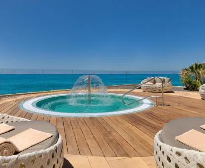 Agradable zona exterior privada con vistas al mar de este hotel con encanto.