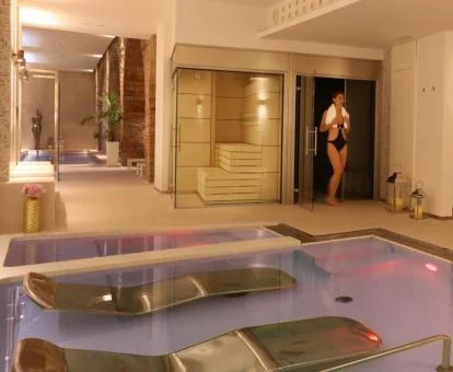 Mujer disfrutando de la amplia gama de opciones que tiene el centro de bienestar del hotel.