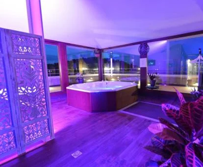 Fabuloso espacio de bienestar con jacuzzi de uso privado y vistas del hotel.