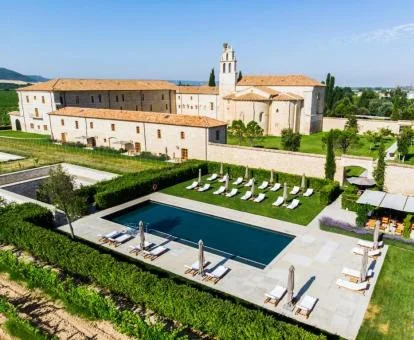 Fabuloso hotel rural en una abadía con amplias zonas exteriores rodeada de vegetación.