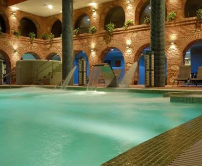 Piscina cubierta con chorros de este hotel con encanto.