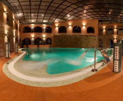 Piscina cubierta con elementos de hidroterapia del spa del hotel.