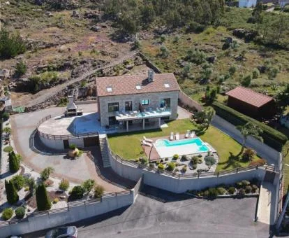 Hotel rural solo para adultos rodeado de naturaleza con piscina exterior.