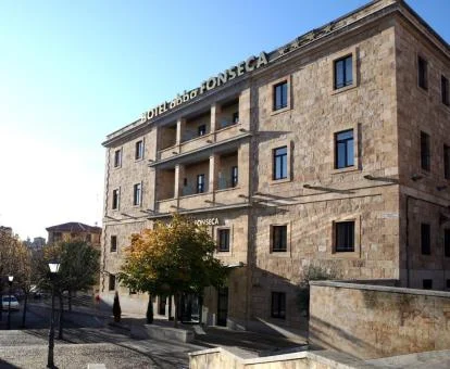 Edificio de este hotel con encanto con vistas a la catedral.