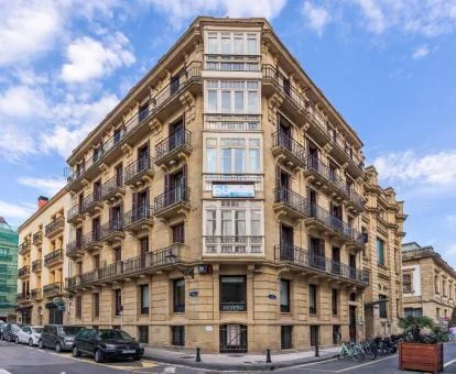 Edificio de este alojamiento solo para adultos en el centro de la ciudad.