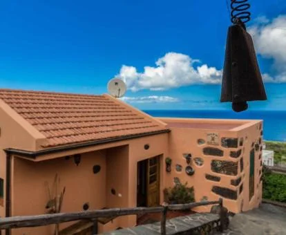 Coqueta casa rural con vistas al mar y spa privado.