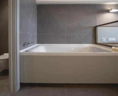 Amplio jacuzzi privado de este apartamento independiente.