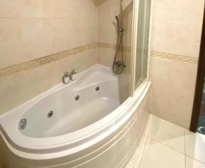 Bañera de hidromasaje privada de este apartamento independiente.