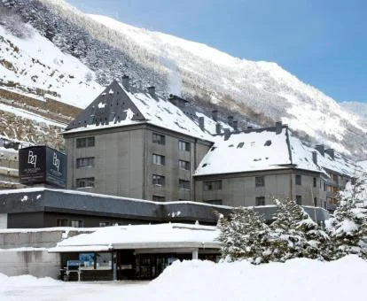 Precioso hotel romántico en un bello entorno nevado rodeado de montañas.