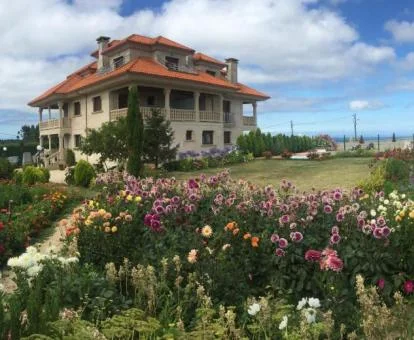 Hermoso edificio de este hotel rural con bellos jardines.