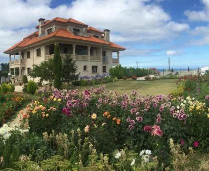 Precioso hotel rural rodeado de bellos jardines.