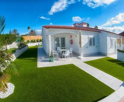 Uno de los coquetos bungalows con jardín privado y terraza de este alojamiento.