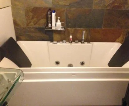Jacuzzi privado del apartamento para dos adultos de este establecimiento.