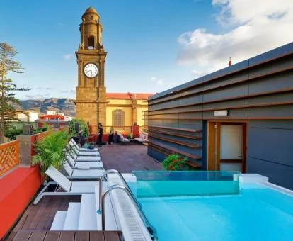 Terraza solarium con piscina y vistas de este acogedor hotel.