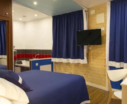 Una de las coquetas habitaciones con bañera de hidromasaje privada del alojamiento.
