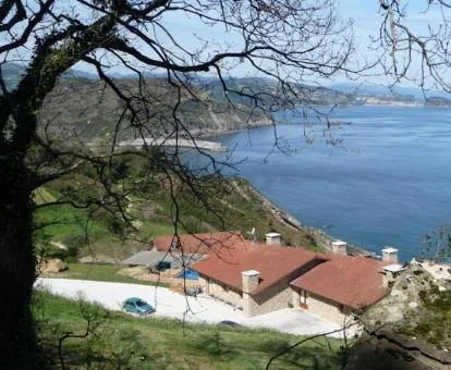 Vista aérea de este acogedor hotel boutique cerca del mar y rodeado de naturaleza.