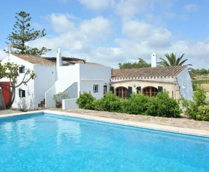 Agroturismo con una amplia piscina ideal para disfrutar de la vida en el campo.