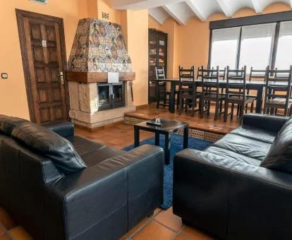 Salón de uso compartido con chimenea de este hotel rural.