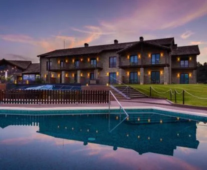 Hotel con encanto y amplia piscina exterior.