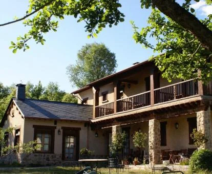 Edificio de este hotel rural con zona exterior rodeado de naturaleza.