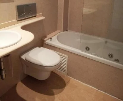 Bañera de hidromasaje privada en el baño de este apartamento independiente.
