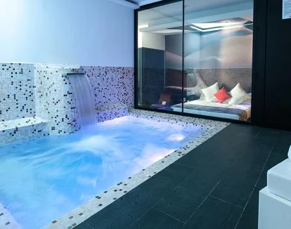 Piscina frente a la cama en la habitación doble con piscina del hotel Loob